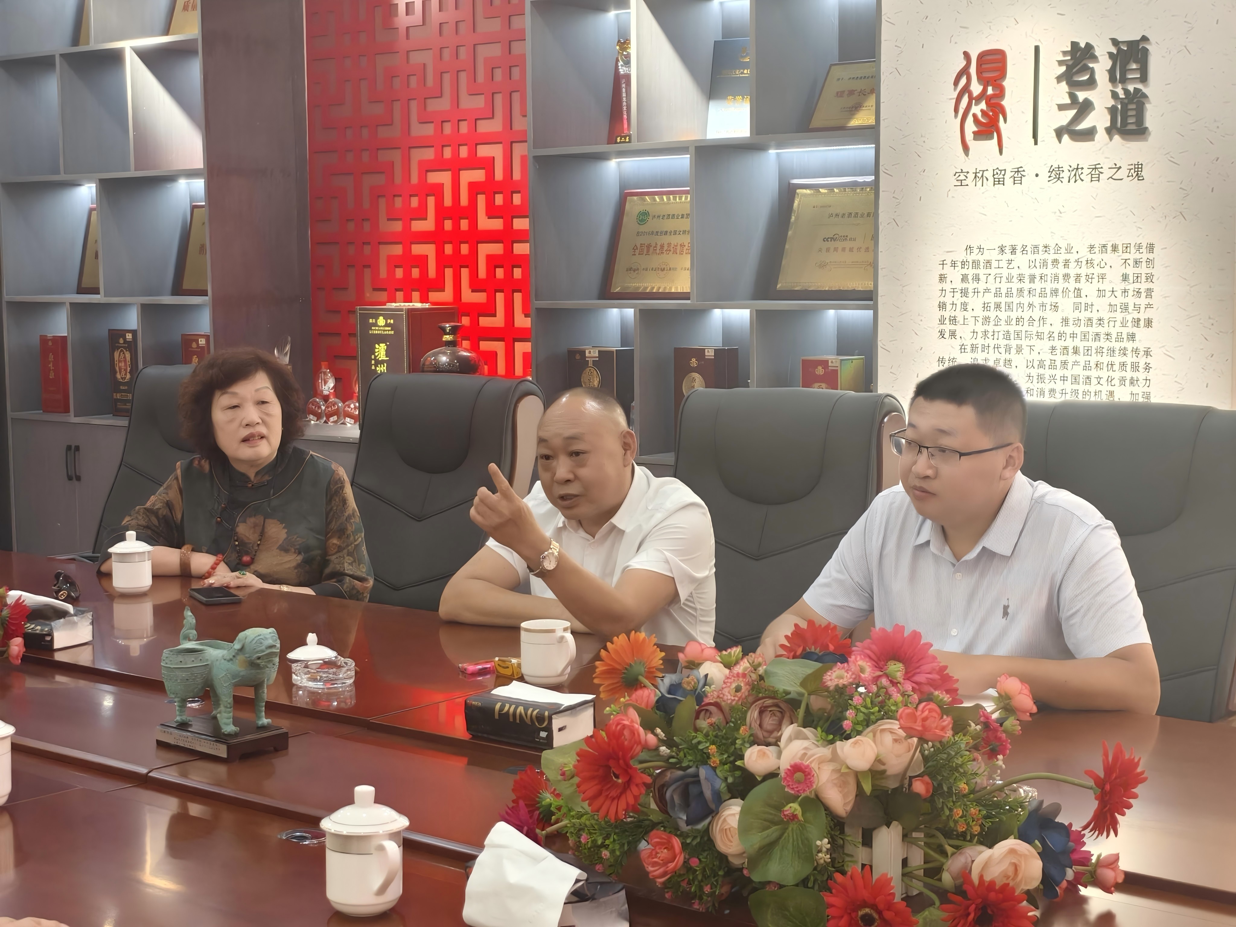 董事长为湖北客商介绍情况