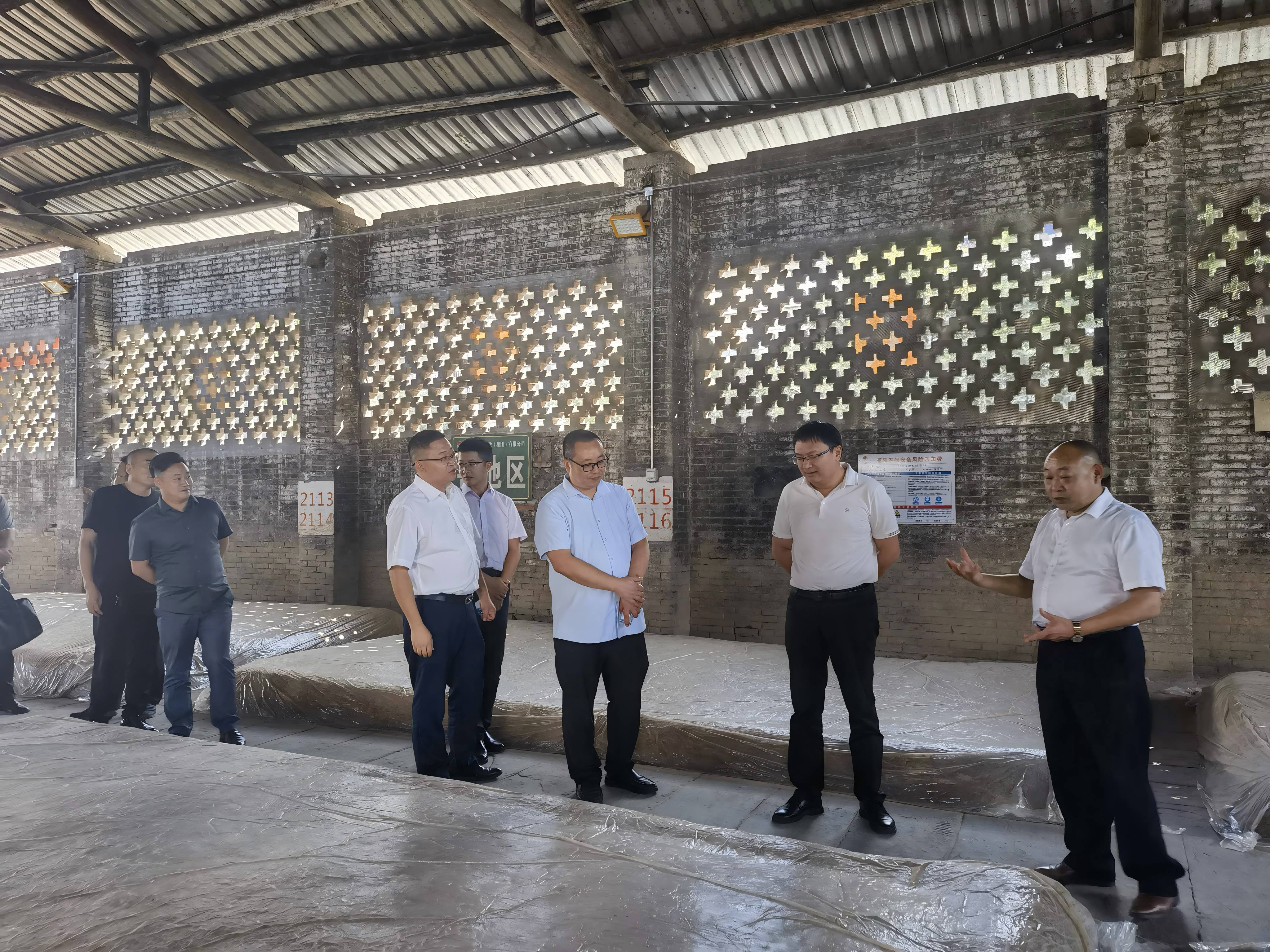 客商参观白酒生产基地