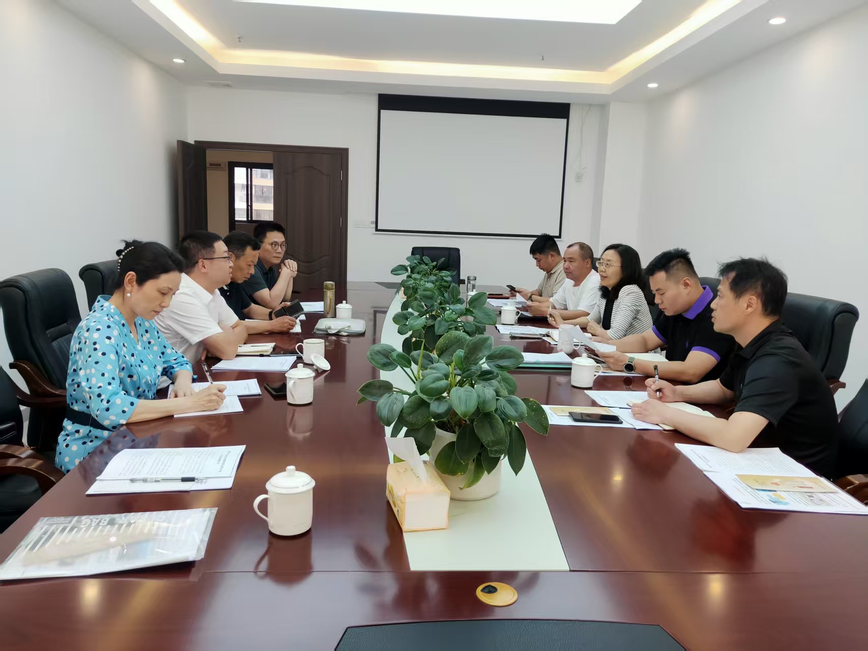 总经理谢勇率队赴雅安庐山商务洽谈